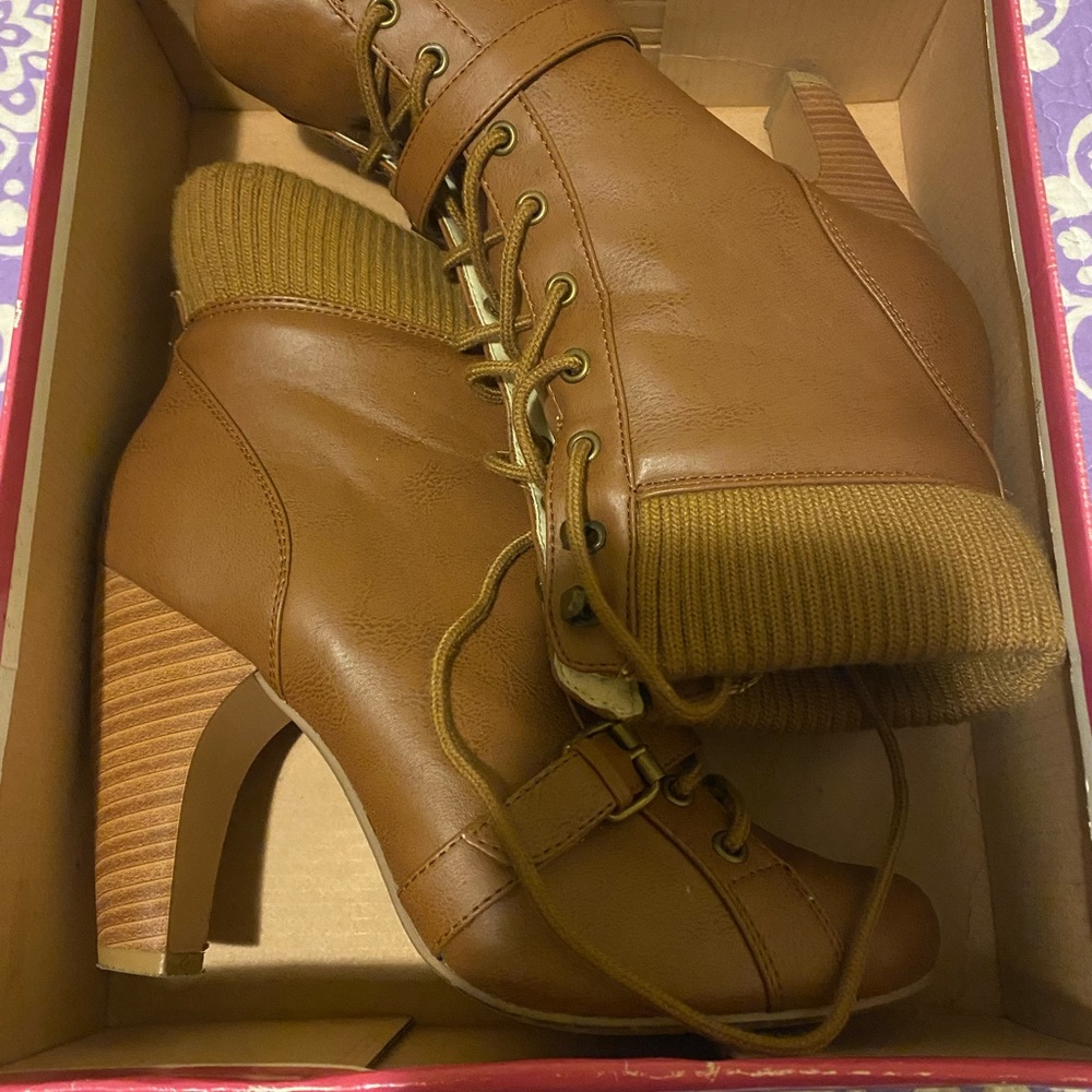 Cute little Qupid boots at a great price. Shop smart not hard ❤️